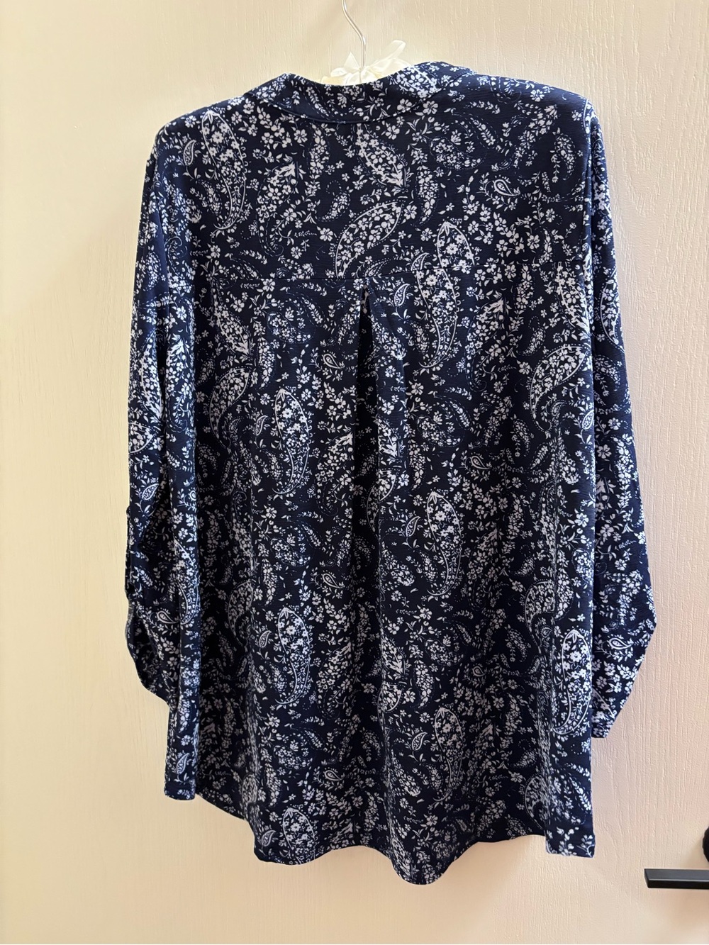 Dear Scarlett Women's Navy Paisley V-Neck Tunic Top. Medium - Picture 6 of 8